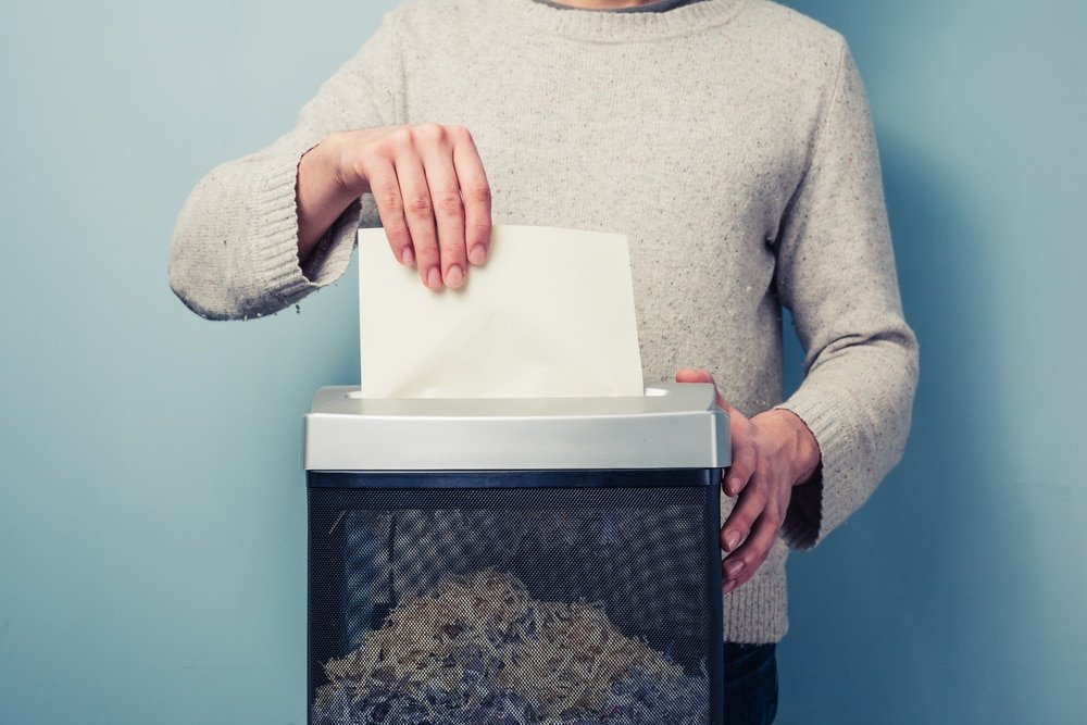 how does a paper shredder work