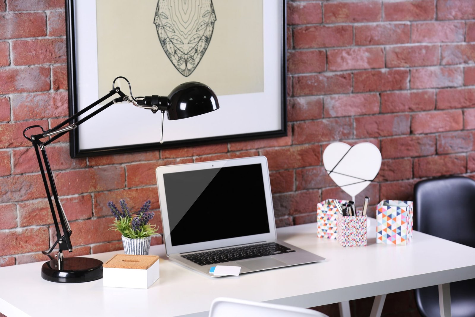 How to Decorate a Desk
