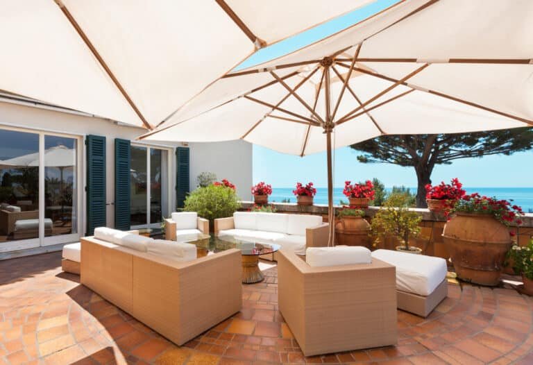 What Is a Cantilever Parasol? A Guide to Shade in Style!