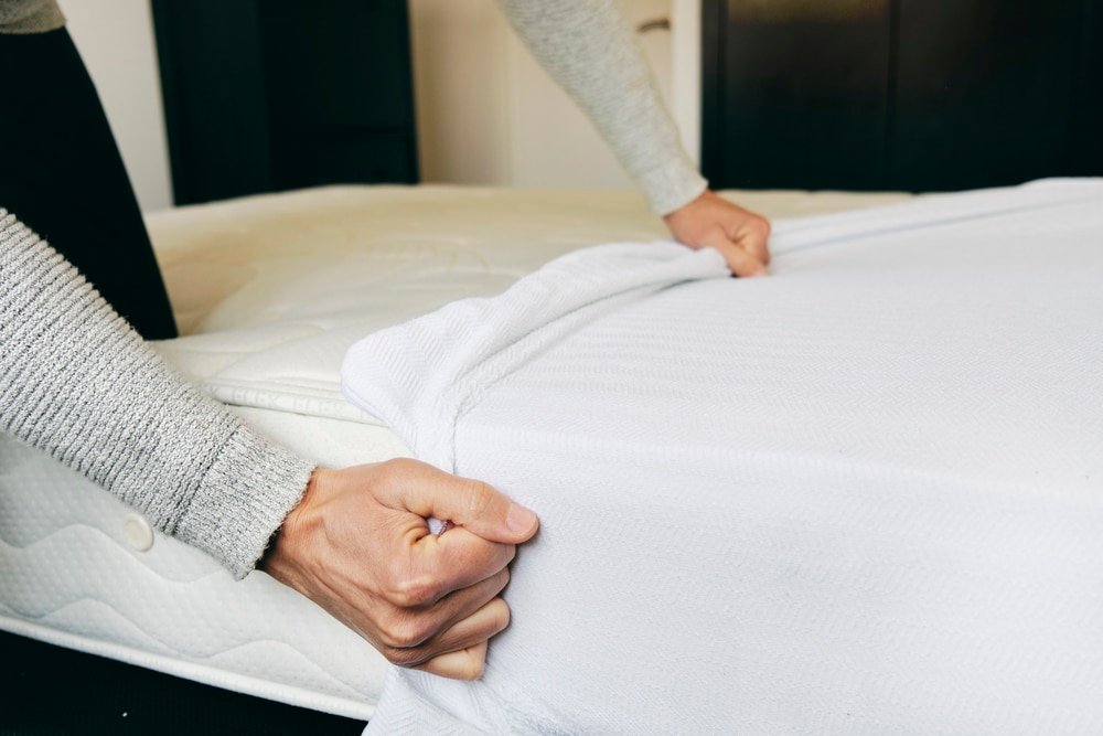 What Is the Difference Between a Mattress Topper and a Mattress Protector