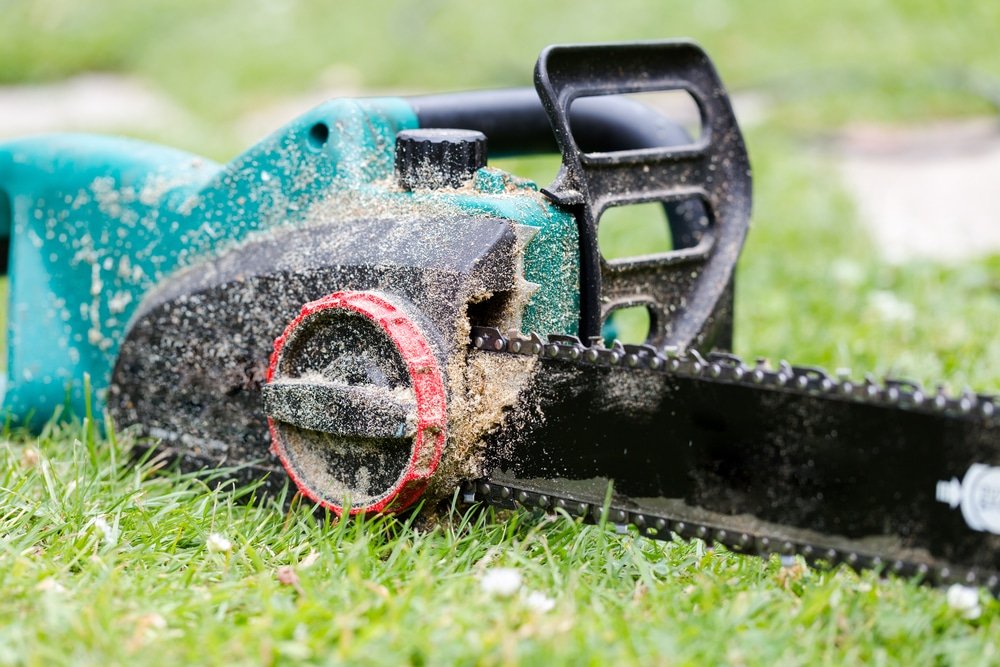 how to clean an electric chainsaw