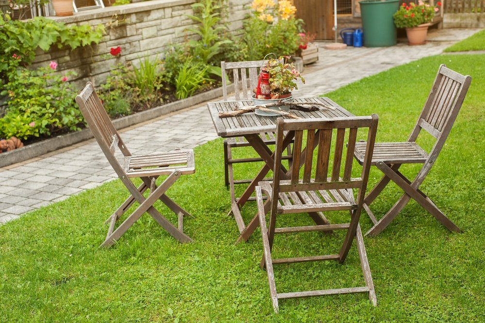 how to fluff up artificial grass