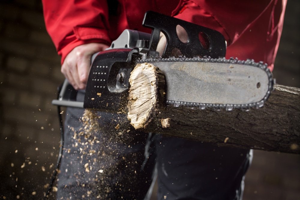 how to tighten the chain on an electric chainsaw