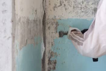 Scraping the walls using an electric scraper