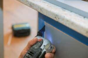 oscillating device cutting through wood