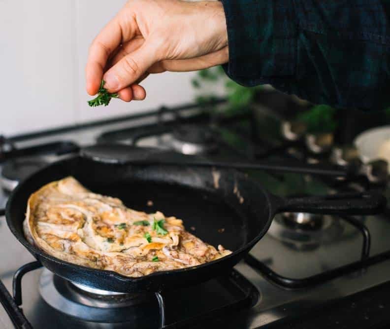 making omelette using a frying pan